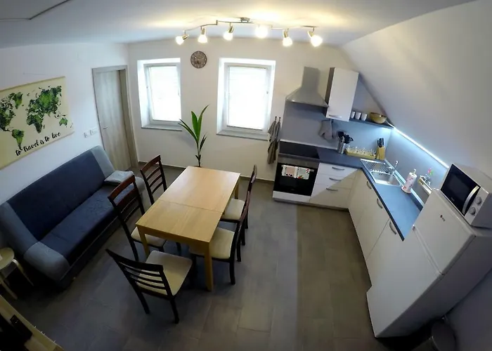 The Jungle And Πανσιόν 3*